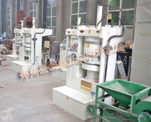 液壓榨油機設備生產現(xiàn)場(圖1)